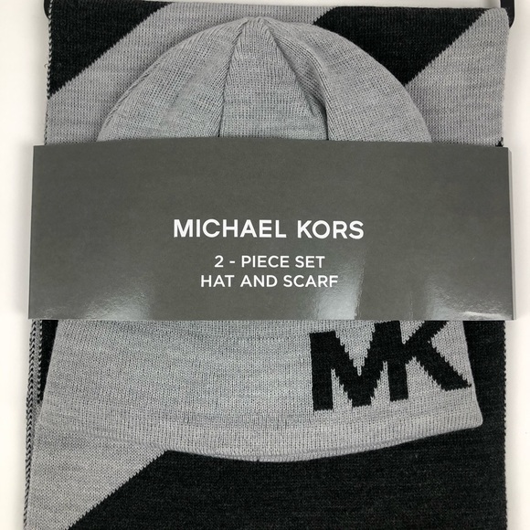 Michael Kors Men’s Reversible Beanie & Scarf Set - Picture 4 of 6